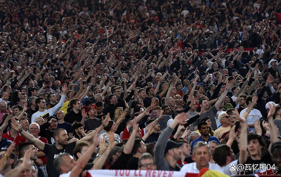 热刺欧联夺冠20万球迷狂欢,麦迪逊受访途中险出意外 热刺欧联夺冠20万球迷狂欢,麦迪逊受访途中险出意外