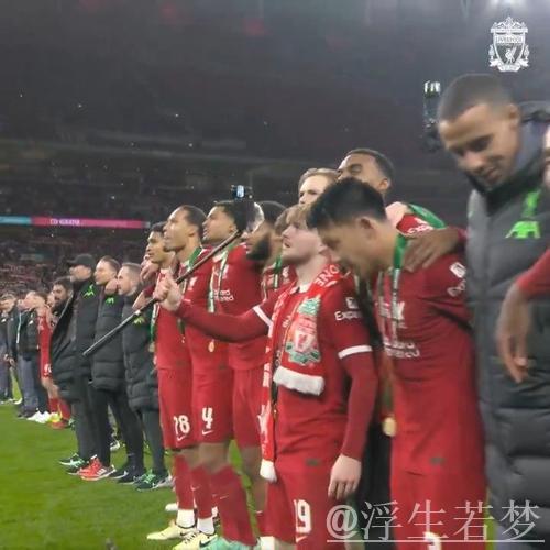 英超封王！利物浦球迷万人高唱队歌，众将动情泪洒